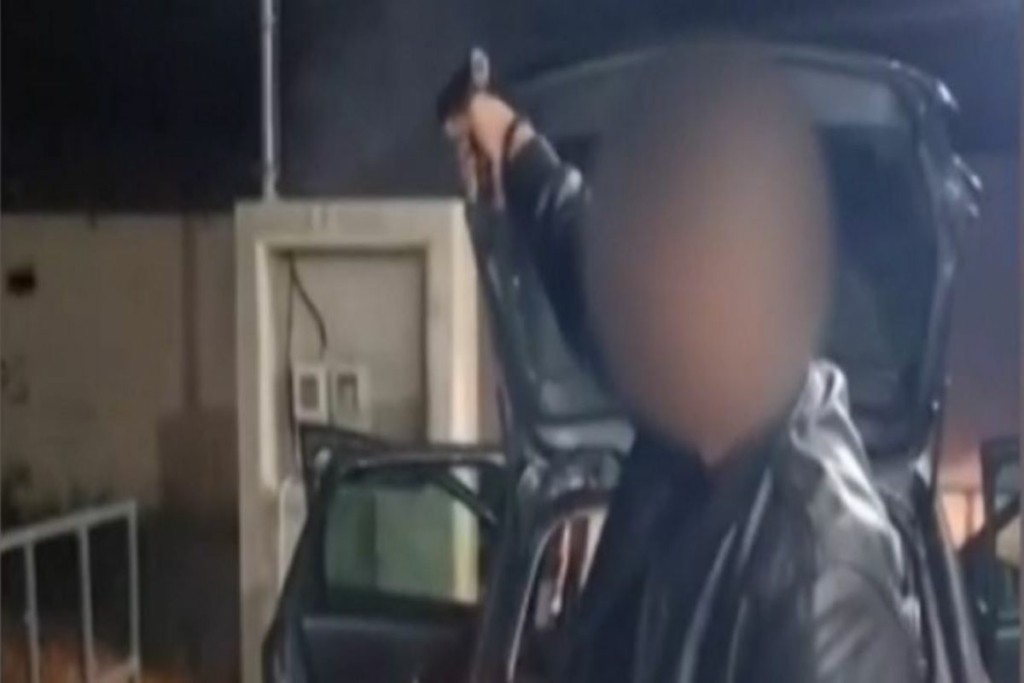 Βίντεο – ντοκουμέντο από τη στιγμή που άνδρας πυροβολεί στην αυλή σπιτιού στο Ζεφύρι