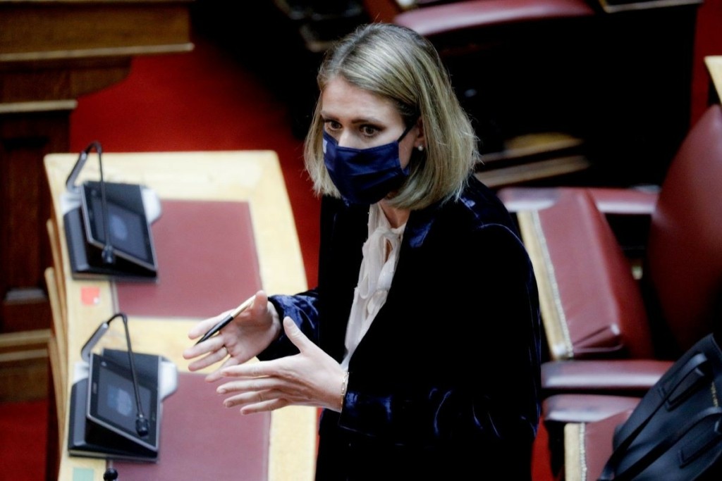 Έριξαν μπογιές στο γραφείο της βουλευτή της ΝΔ Άννας Ευθυμίου στη Θεσσαλονίκη (pic)