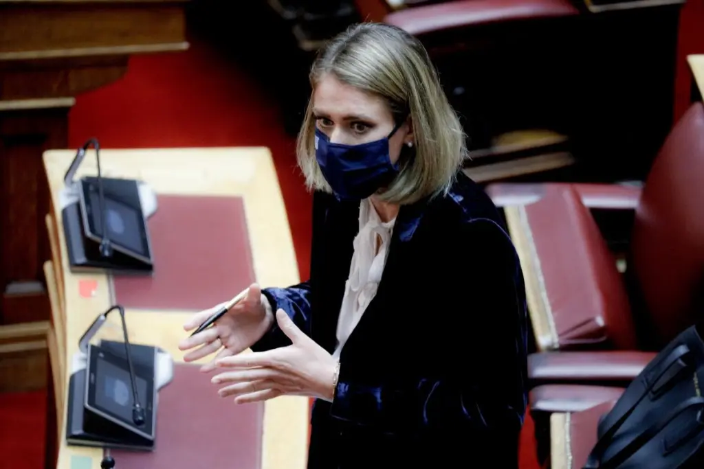 Έριξαν μπογιές στο γραφείο της βουλευτή της ΝΔ Άννας Ευθυμίου στη Θεσσαλονίκη (pic)