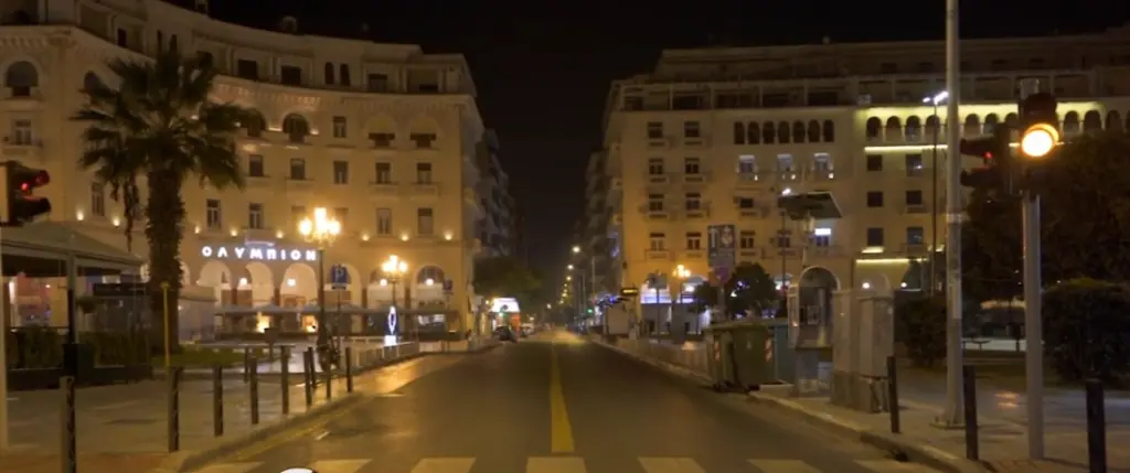 “Πόλη φάντασμα” η Θεσσαλονίκη την πρώτη νύχτα του μίνι lockdown – Άδειοι οι δρόμοι, γεμάτες οι ΜΕΘ (pics&vid)