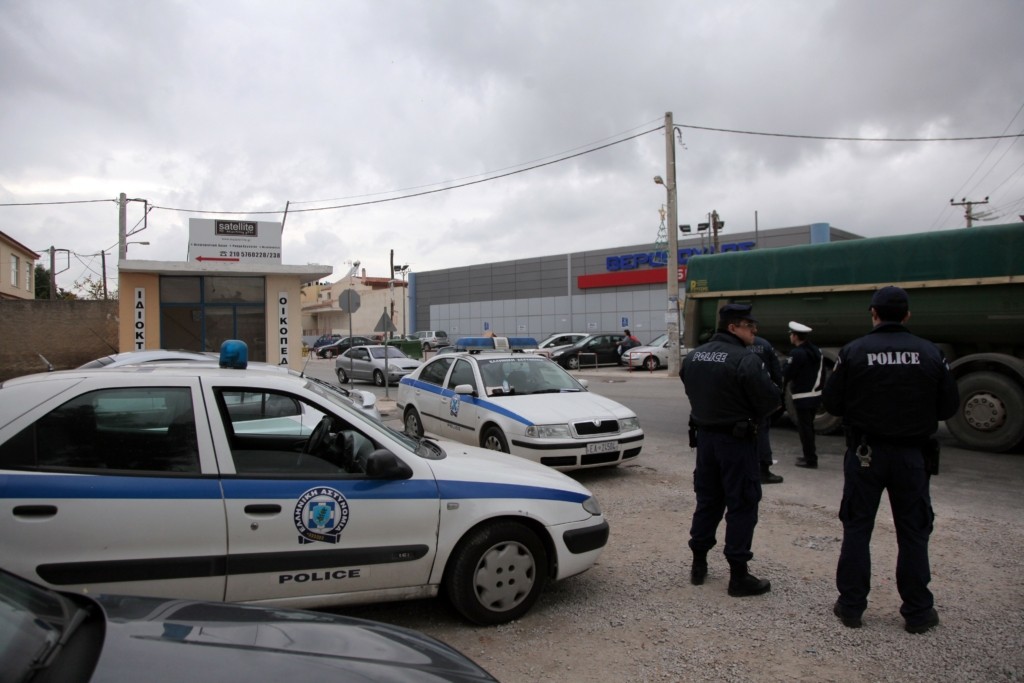 Πανικός στο Ζεφύρι από πυροβολισμούς σε κηδεία – Δεκάδες κάλυκες βρήκαν οι αστυνομικοί