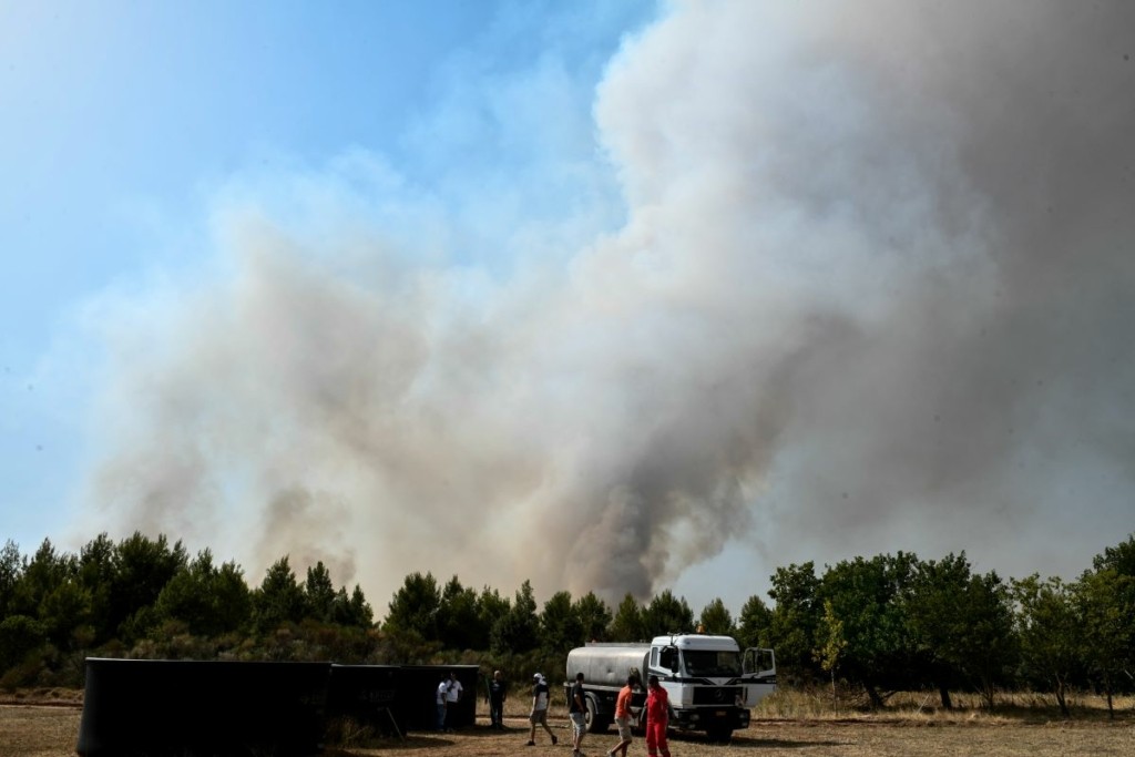 Ένα πυκνό κύμα καπνού σκέπασε τη Λαμία και αναστάτωσε τους κατοίκους – Τι συνέβη (pics)