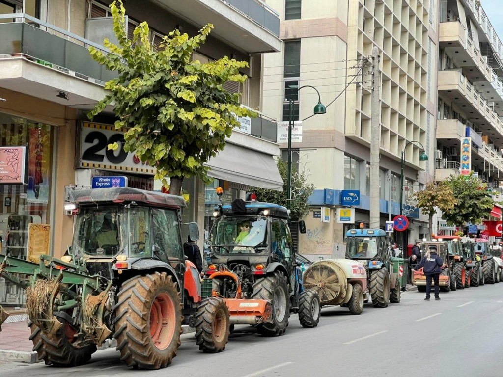 “Παρέλαση” τρακτέρ από τον Τύρναβο στη Λάρισα (pics&vid)