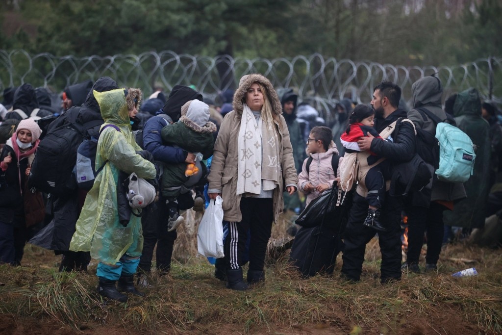 Χάος στα σύνορα της Λευκορωσίας με την Πολωνία – Η νέα “Ειδομένη” με χιλιάδες μετανάστες στους φράκτες (vid)