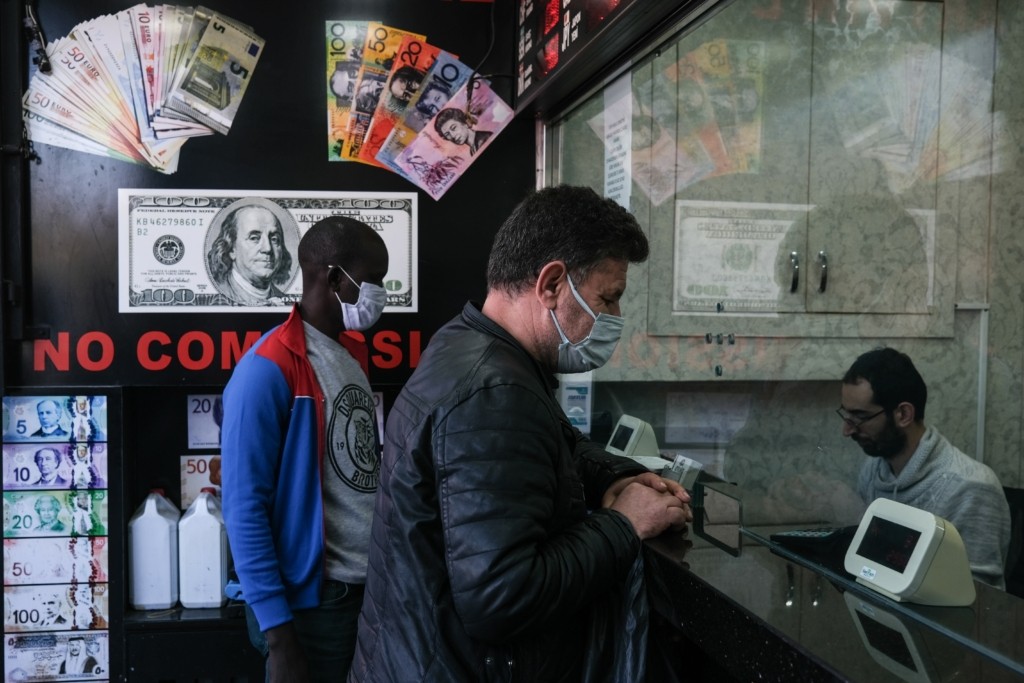 “Βούλιαξε” ξανά η τουρκική λίρα μετά τη μείωση του βασικού επιτοκίου – Τι λένε οι αναλυτές
