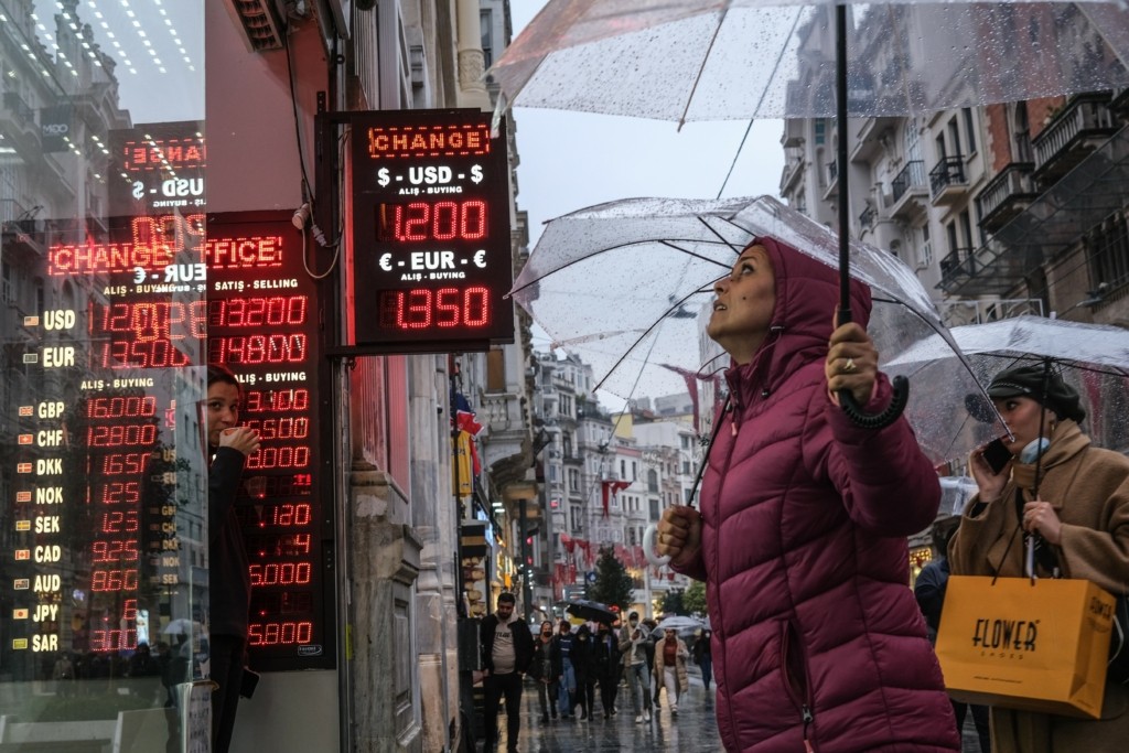 Η ιστορική πτώση της λίρας “βυθίζει” την Τουρκία στην κρίση – “Βράζουν” οι πολίτες (vids)