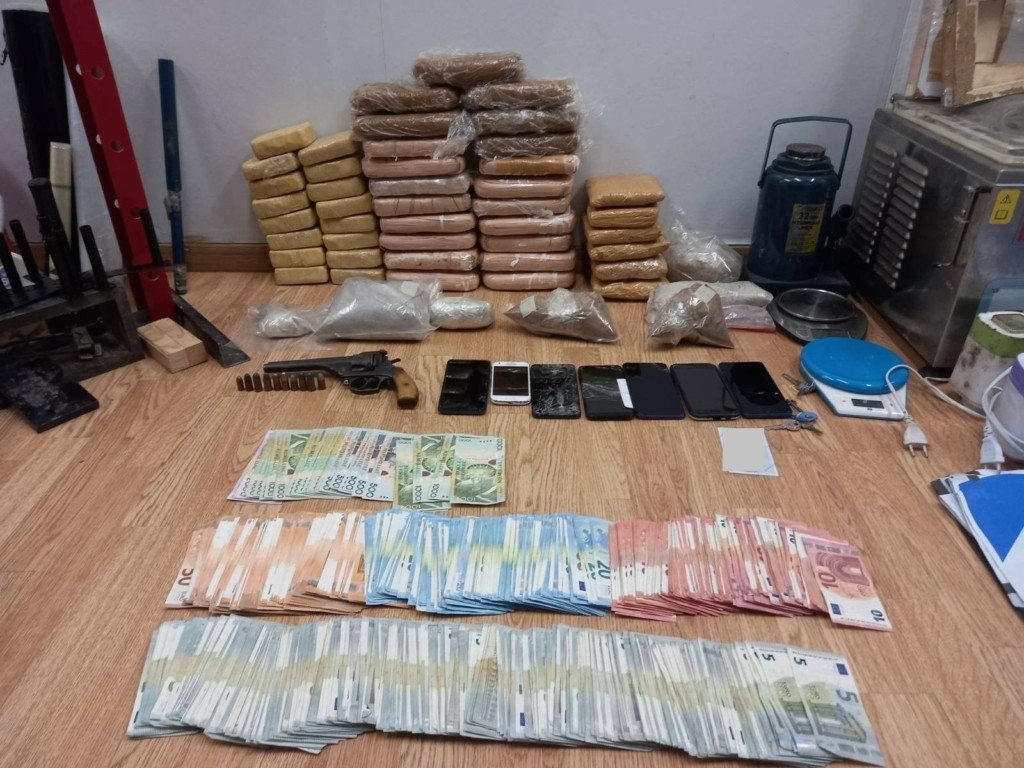 Έκρυβαν σε διαμέρισμα στο Γαλάτσι το εργαστήριο του “λευκού θανάτου” – Η έφοδος από πάνοπλους αστυνομικούς (pics)