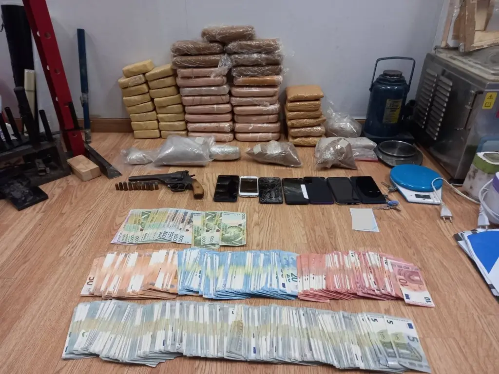 Έκρυβαν σε διαμέρισμα στο Γαλάτσι το εργαστήριο του “λευκού θανάτου” – Η έφοδος από πάνοπλους αστυνομικούς (pics)