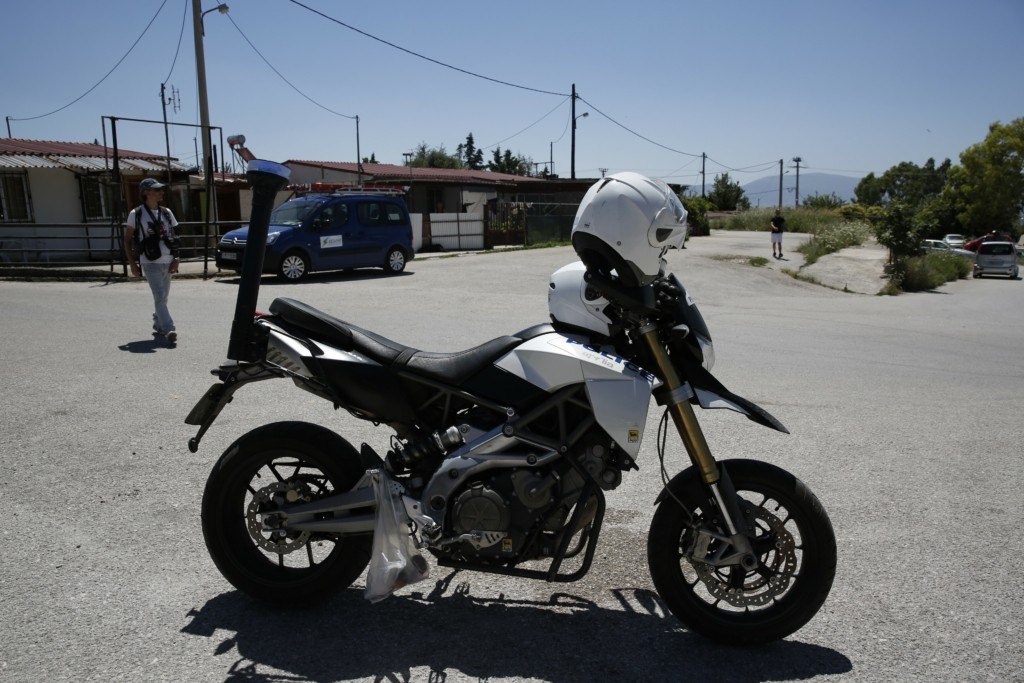 Συγκλονίζει η γυναίκα που κρεμάστηκε από το καπό του αυτοκινήτου ληστών στο Μενίδι (vid)