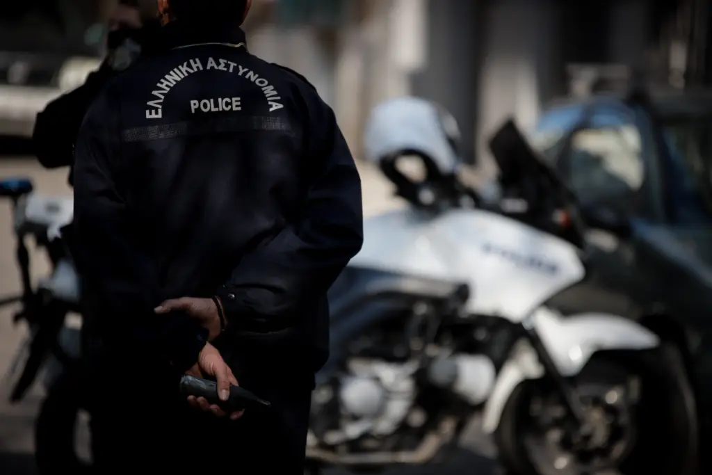 Ασύλληπτος παραμένει ο 39χρονος που έσφαξε τη νονά του στον Βόλο – Το τελευταίο του τηλεφώνημα στη γυναίκα του