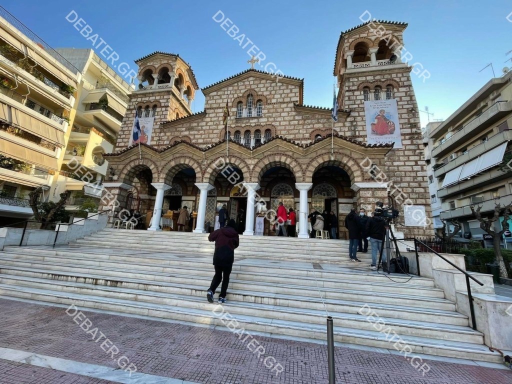 Με μάσκες και αποστάσεις, αλλά χωρίς έλεγχο μπαίνουν οι πιστοί στην εκκλησία ανήμερα της Αγίας Αικατερίνης (pics&vid)