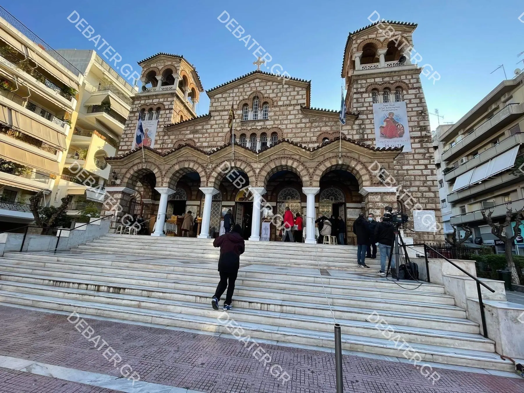 Με μάσκες και αποστάσεις, αλλά χωρίς έλεγχο μπαίνουν οι πιστοί στην εκκλησία ανήμερα της Αγίας Αικατερίνης (pics&vid)