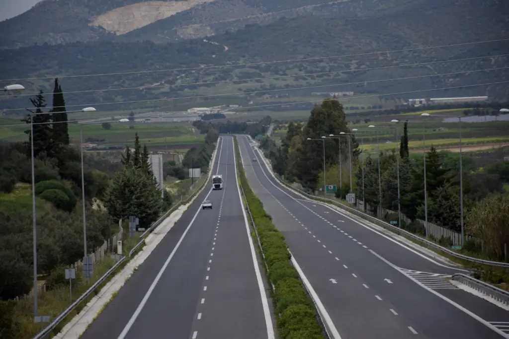 Ανατροπή βυτιοφόρου που μετέφερε κηροζίνη στην εθνική οδό Αθηνών –  Κορίνθου (pic&vid)