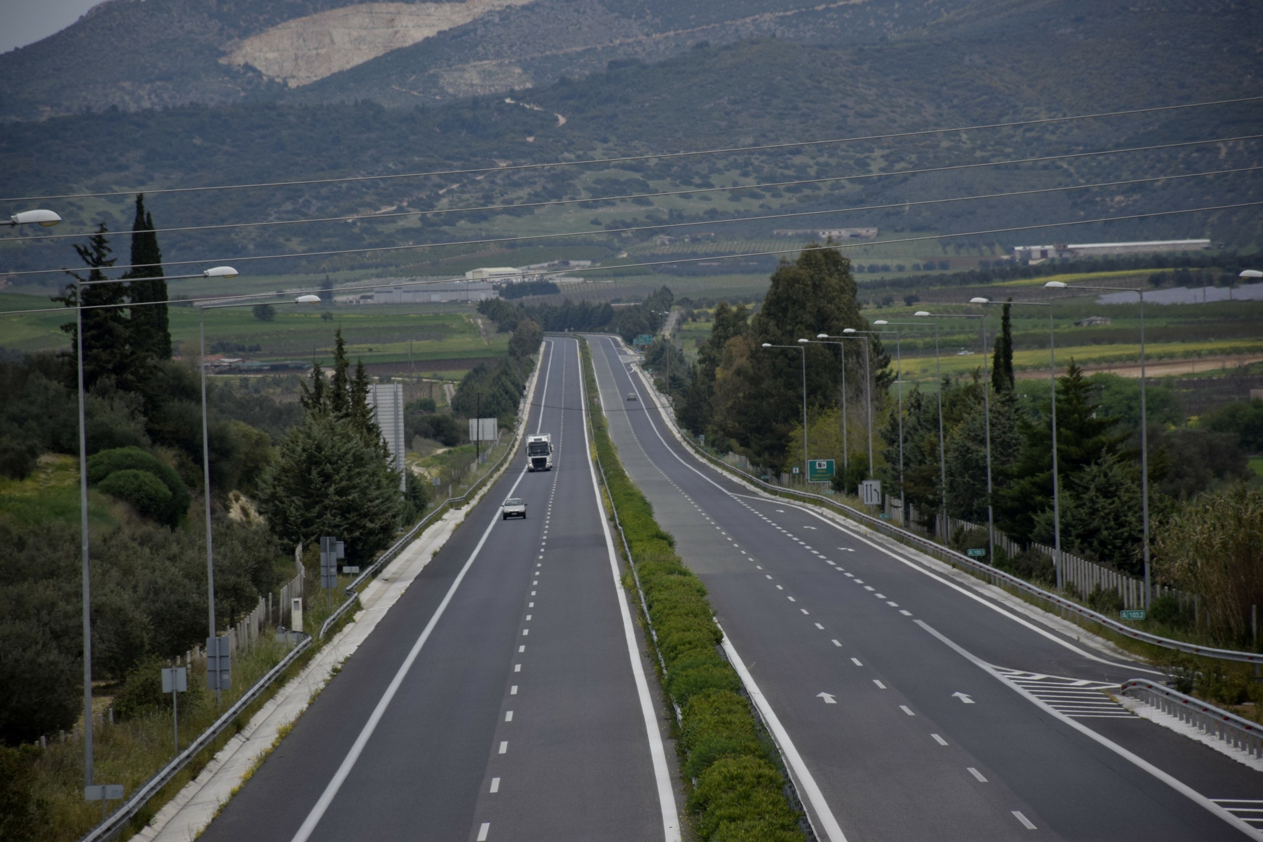 Ανατροπή βυτιοφόρου που μετέφερε κηροζίνη στην εθνική οδό Αθηνών –  Κορίνθου (pic&vid)