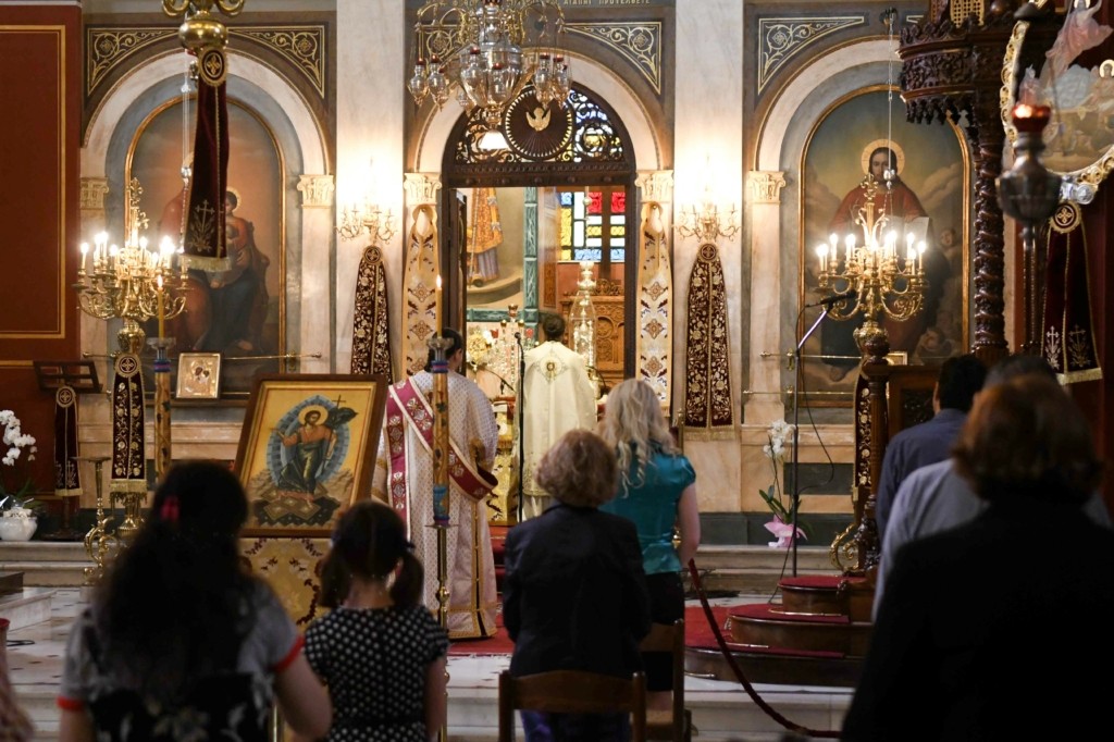Στην τελική ευθεία για το πώς θα κάνουμε Χριστούγεννα – “Πονοκέφαλος” με τις εκκλησίες (vid)