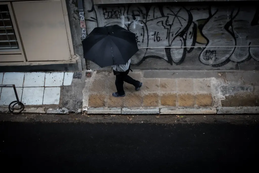Με συννεφιά και τοπικές βροχές ξεκινά η εβδομάδα