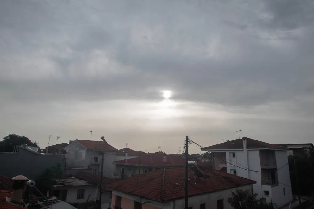 Συννεφιά με ομίχλη και αφρικανική σκόνη την Παρασκευή