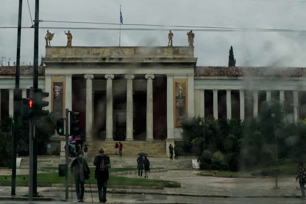 Οι πρώτοι άνθρωποι που βρήκαν το παρατημένο βρέφος έξω από το Αρχαιολογικό Μουσείο στο DEBATER