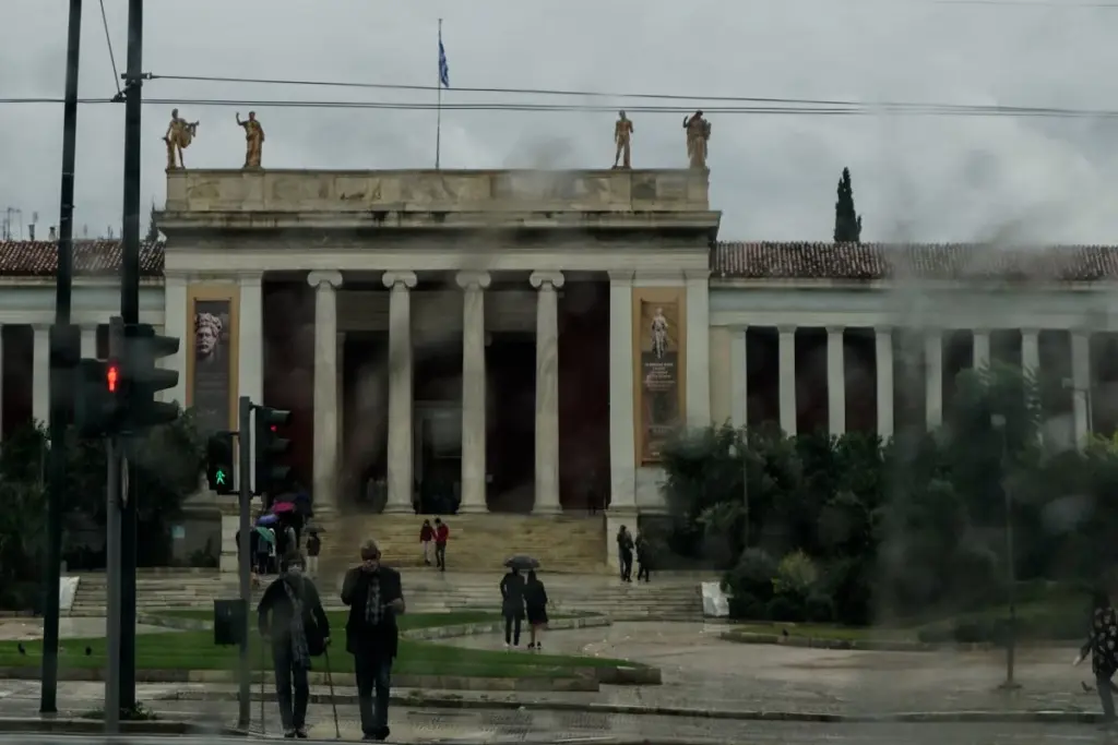 Οι πρώτοι άνθρωποι που βρήκαν το παρατημένο βρέφος έξω από το Αρχαιολογικό Μουσείο στο DEBATER