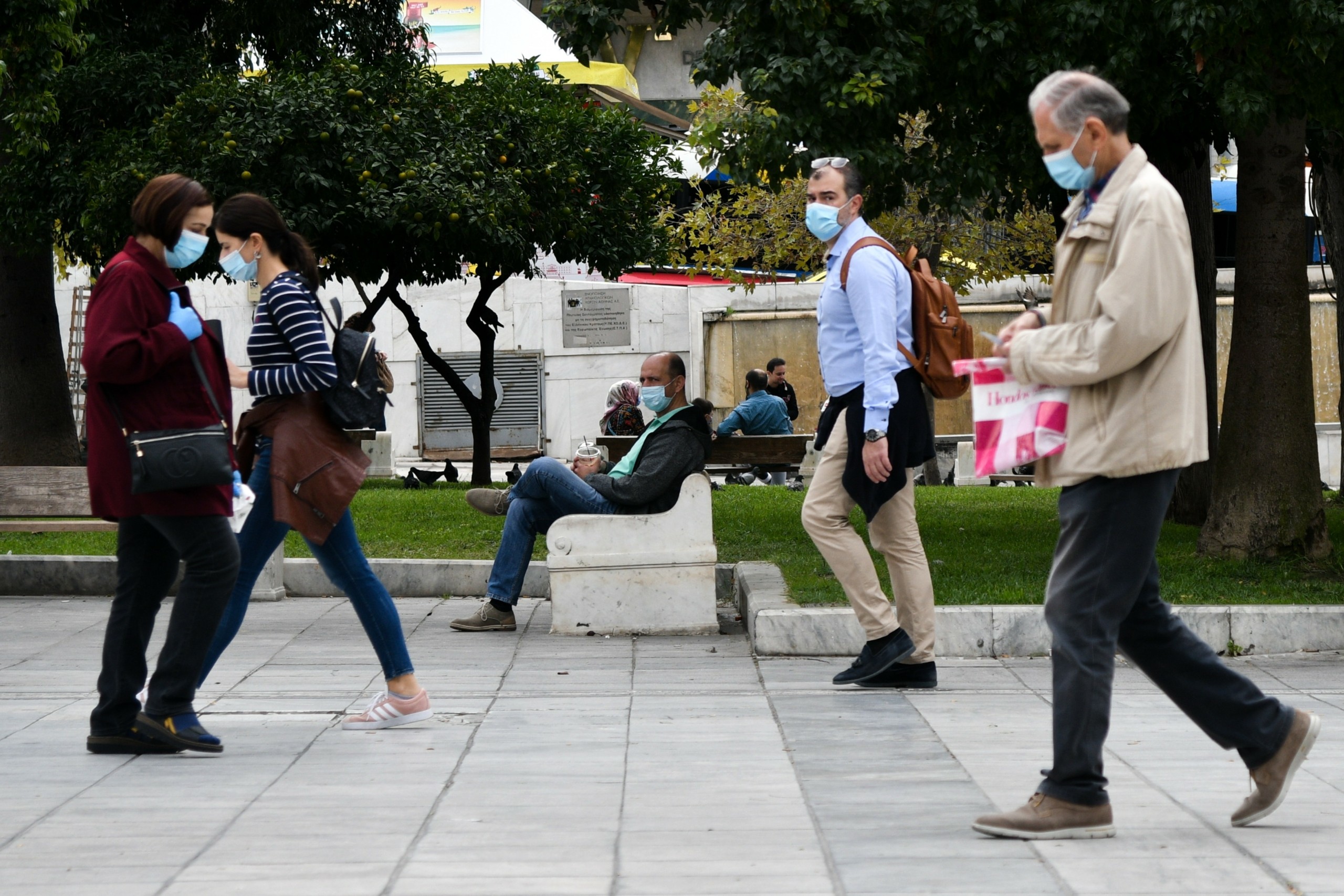 Σε “ασφυκτικό κλοιό” οι ανεμβολίαστοι από το Σάββατο – Έρχεται η τρίτη δόση του εμβολίου την Παρασκευή