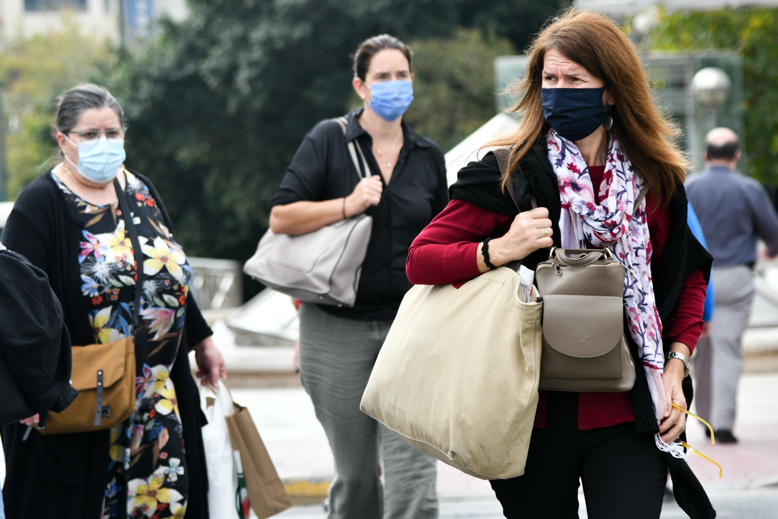 Τι αλλάζει στη ζωή των ανεμβολίαστων από το Σάββατο – Σενάρια για απαγόρευση κυκλοφορίας στις “κόκκινες” περιοχές
