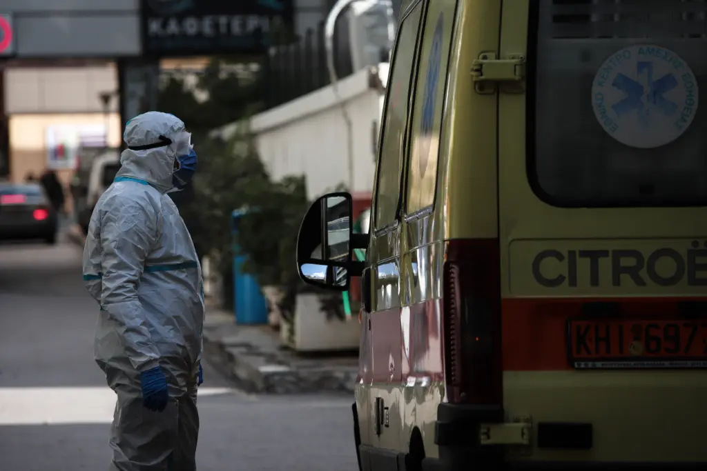 Σοβαρή καταγγελία – Ασθενής με κορονοϊό περίμενε ασθενοφόρο για 9 ώρες (vid)