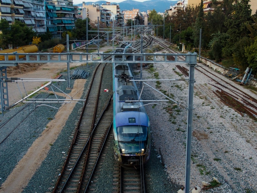 Ταλαιπωρία από Δευτέρα στον Προαστιακό – Αναστέλλεται η απευθείας σύνδεση Πειραιά και Αθήνας με Αεροδρόμιο και Λιοσίων