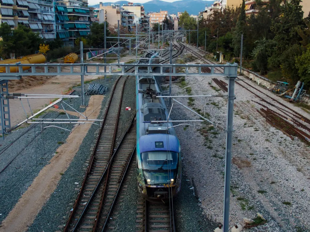 Ταλαιπωρία από Δευτέρα στον Προαστιακό – Αναστέλλεται η απευθείας σύνδεση Πειραιά και Αθήνας με Αεροδρόμιο και Λιοσίων
