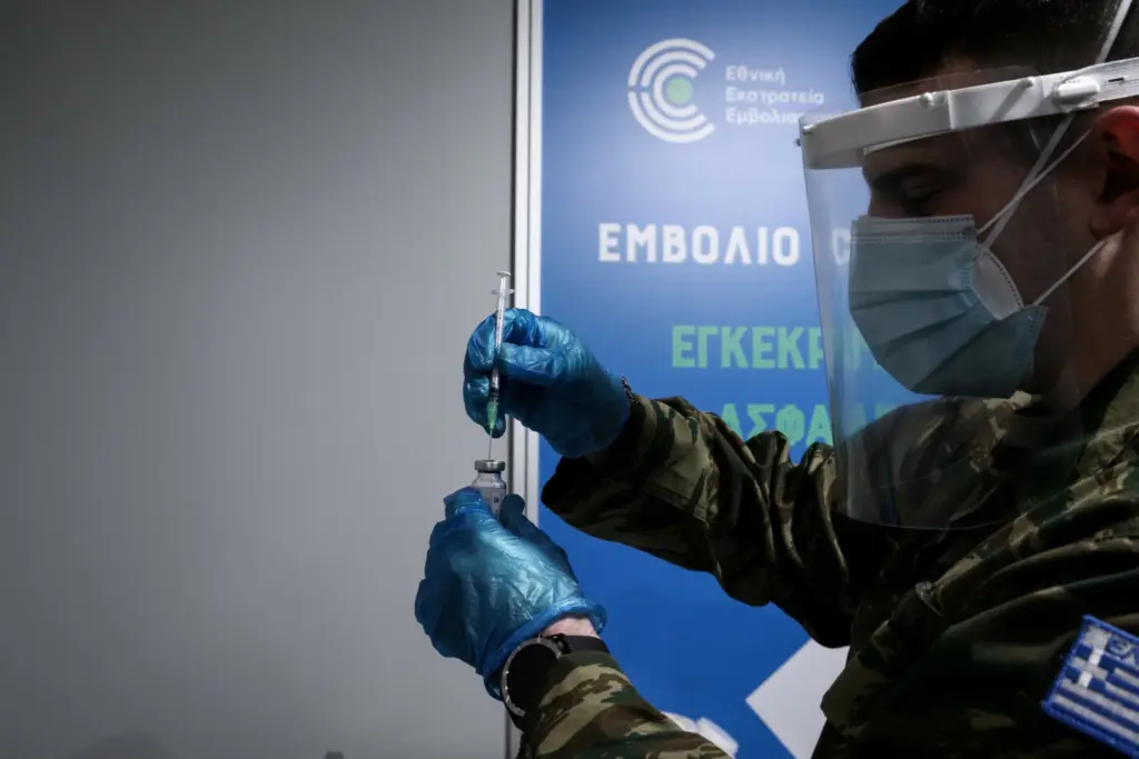 “Ανεμβολίαστοι” οι άνω των 60 που δεν έχουν κάνει την γ’ δόση του εμβολίου  – Τι αλλάζει στις ζωές τους από Δευτέρα (vid)