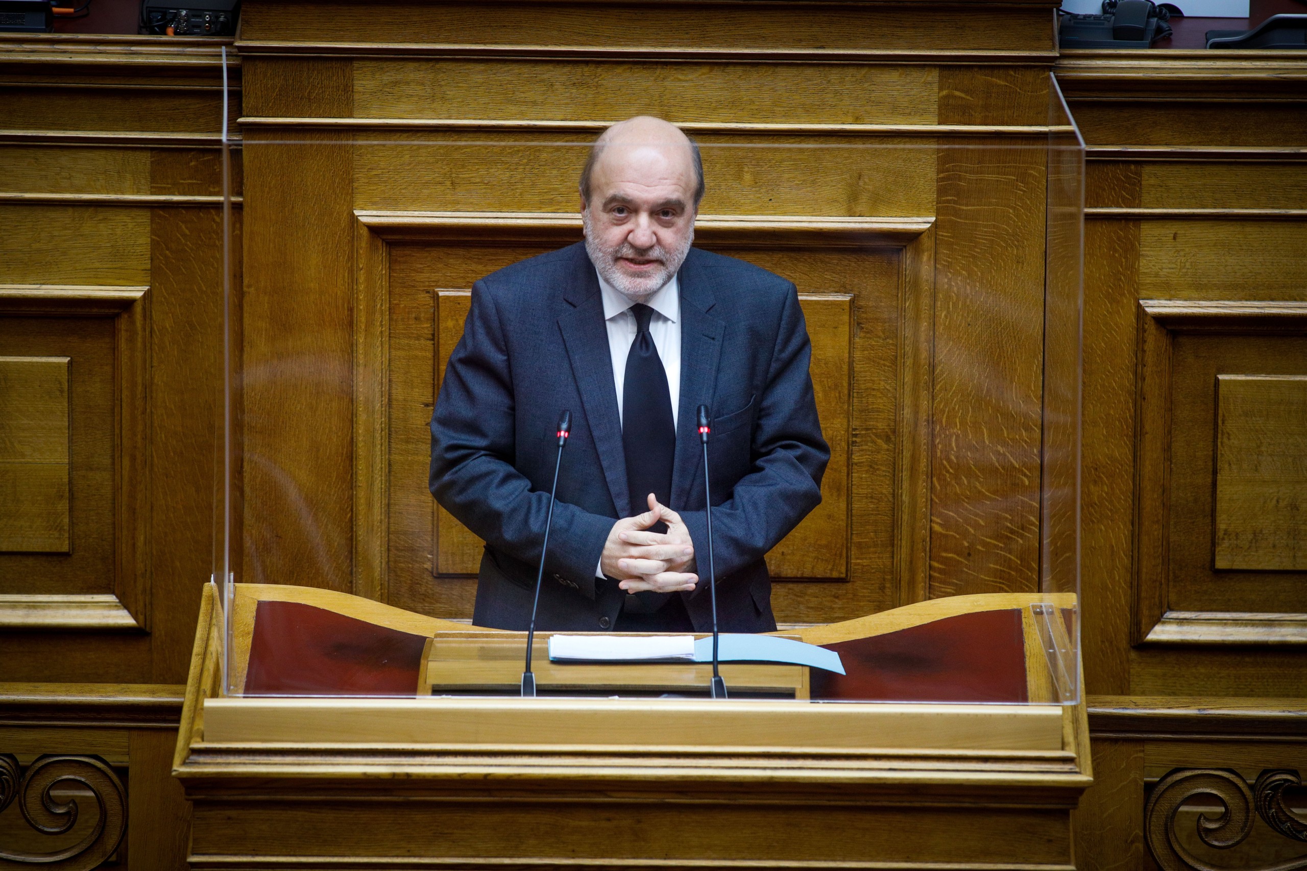 Ξαφνική αδιαθεσία του Τρύφωνα Αλεξιάδη στη Βουλή – Κατέβηκε υποβασταζόμενος από το βήμα (vid)