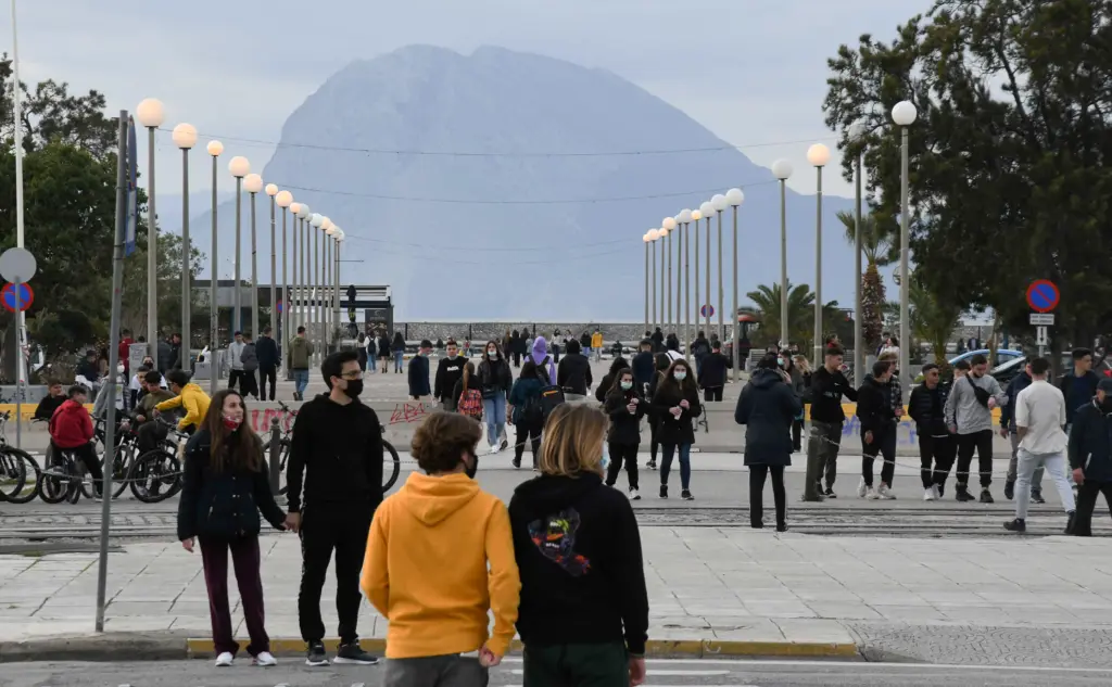 Σκληρότερα μέτρα “βγαίνουν από το συρτάρι” αν τα κρούσματα συνεχίσουν να αυξάνονται – Τα σενάρια που εξετάζει η κυβέρνηση