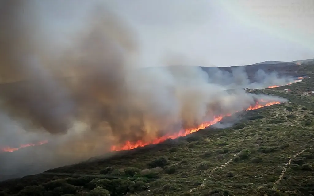 Ολονύχτια μάχη με τις φλόγες στην Τήνο, βελτιωμένη η κατάσταση (vid)