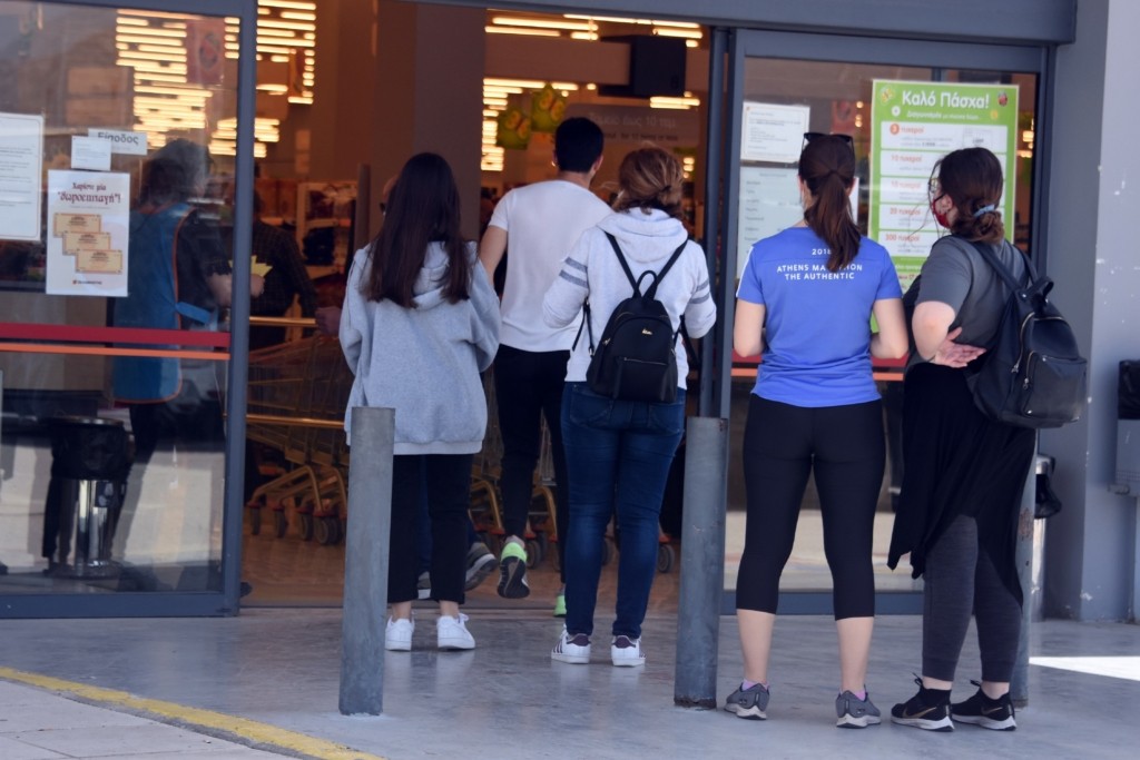 Επανέρχεται ο περιορισμός των πελατών στα σούπερ μάρκετ – Τι ισχύει για τα κομμωτήρια και το λιανεμπόριο