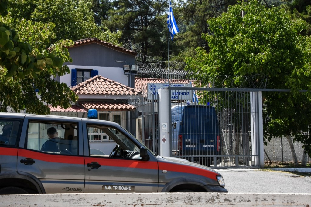 Απανωτά τα χτυπήματα για τον Πέτρο Φιλιππίδη – Η γυναίκα του τον χωρίζει και τα θύματά του διεκδικούν εκατομμύρια