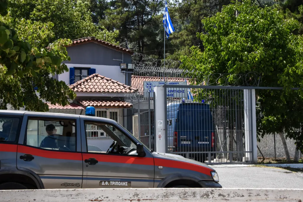 Απανωτά τα χτυπήματα για τον Πέτρο Φιλιππίδη – Η γυναίκα του τον χωρίζει και τα θύματά του διεκδικούν εκατομμύρια