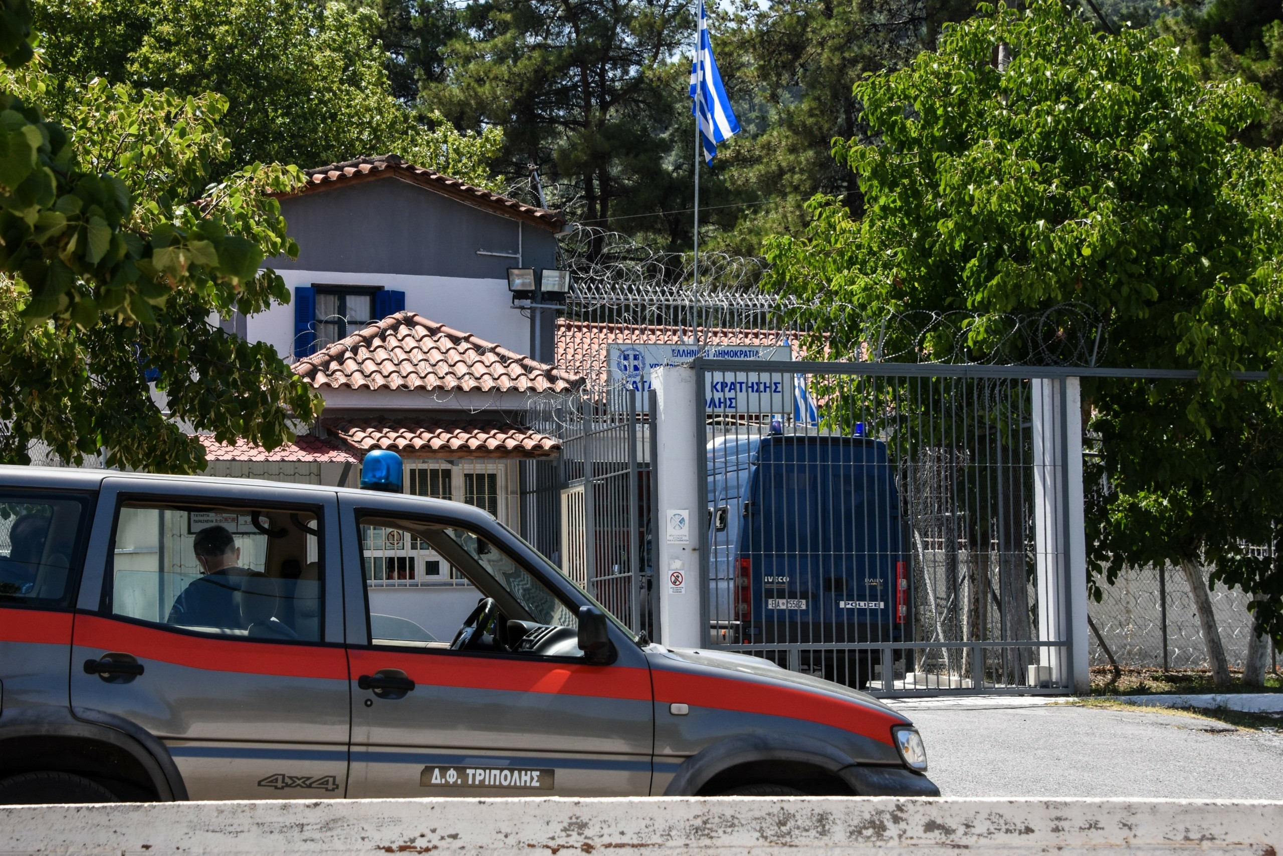 Απανωτά τα χτυπήματα για τον Πέτρο Φιλιππίδη – Η γυναίκα του τον χωρίζει και τα θύματά του διεκδικούν εκατομμύρια