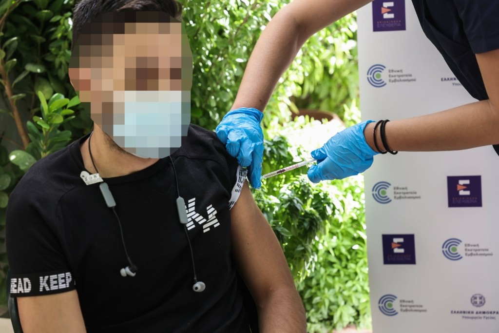 Η ώρα της απόφασης για την 3η δόση εμβολίου για τους κάτω των 50 – Συνεδριάζει η Επιτροπή