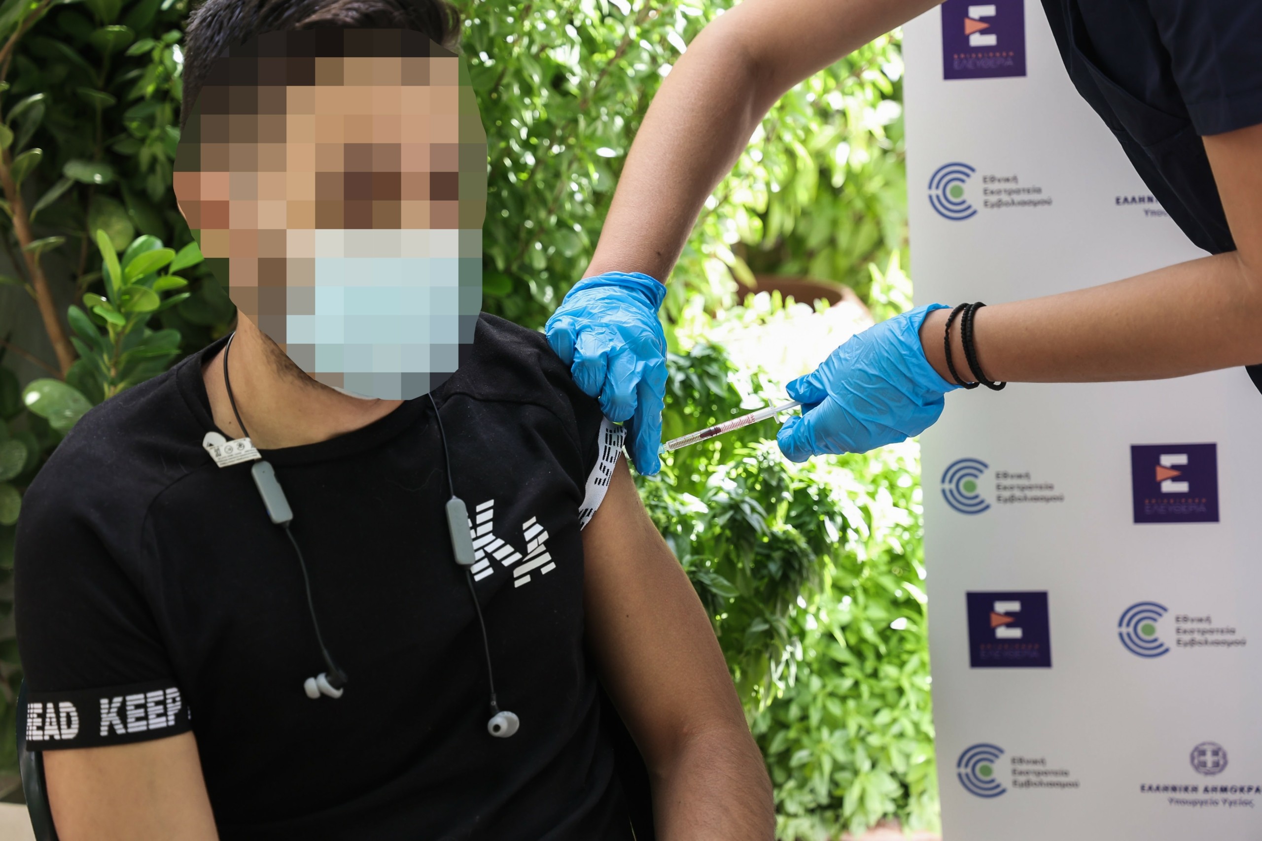 Η ώρα της απόφασης για την 3η δόση εμβολίου για τους κάτω των 50 – Συνεδριάζει η Επιτροπή