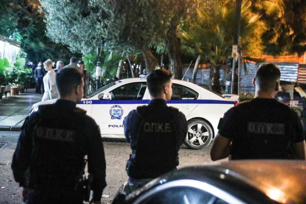 Κρατούμενος φορέας ηπατίτιδας δάγκωσε αστυνομικό για να αποδράσει