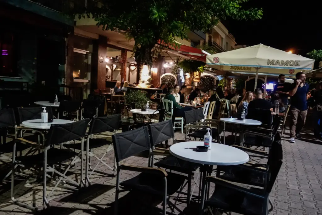 “Κλειδώνουν” οι αποφάσεις για νέα μέτρα – Έρχεται καμπάνια για την τρίτη δόση και εξονυχιστικοί έλεγχοι