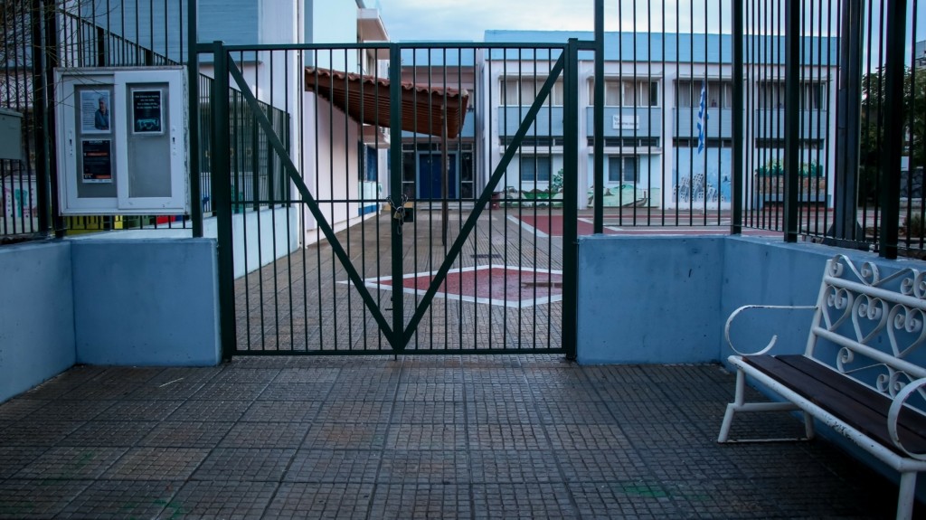 “Ανοίγουν στόματα” για τον δάσκαλο που ξυλοκόπησε γονέα μέσα σε σχολείο στη Λαμία (vid)