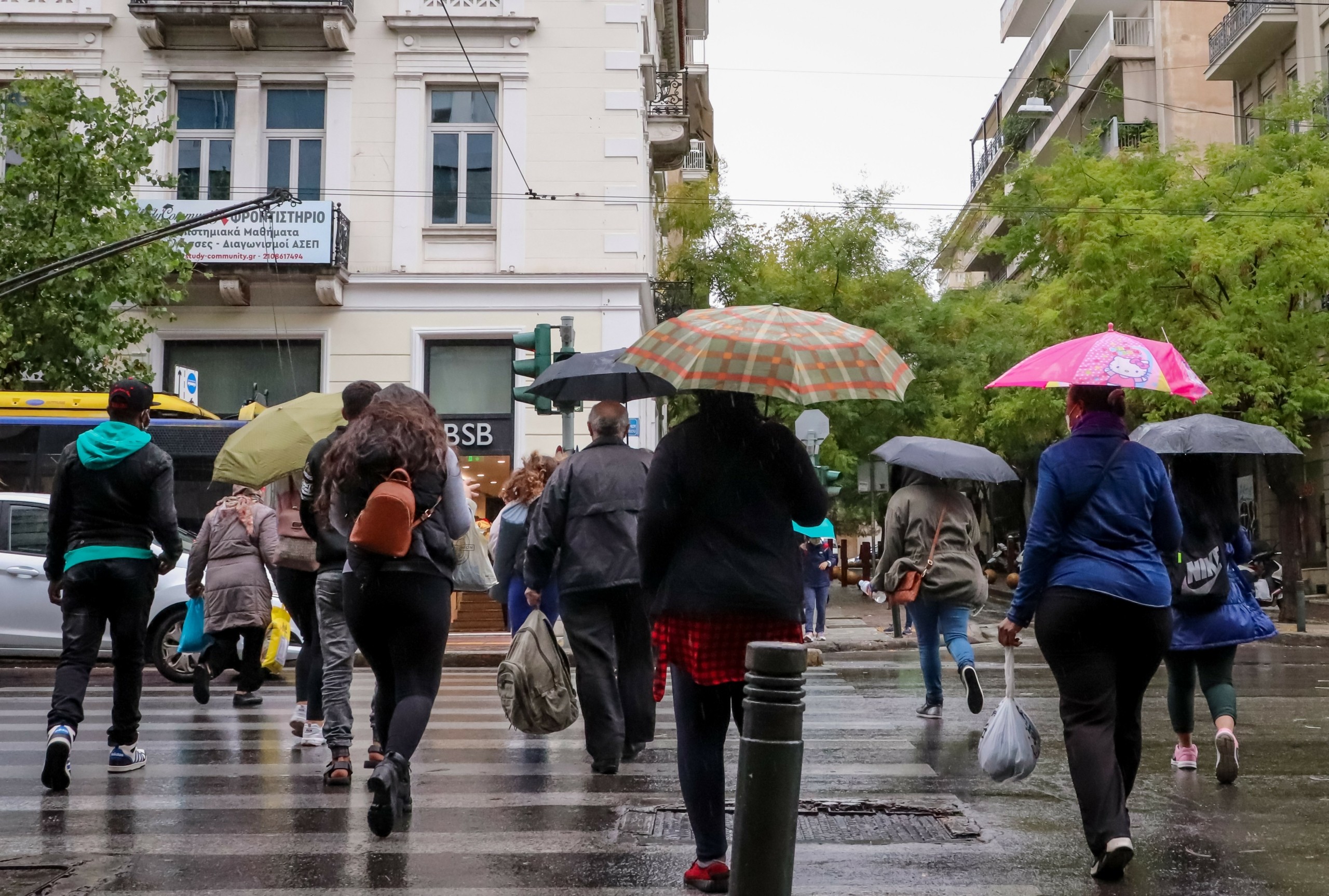 “Άνοιξε” η Λ. Ποσειδώνος που είχε κλείσει λόγω κακοκαιρίας – Βροχές και καταιγίδες για όλη τη μέρα