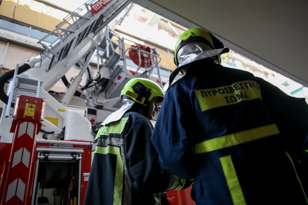 Φωτιά σε προθάλαμο καφετέριας στο Περιστέρι – Πιθανόν ξέσπασε από γκαζάκια