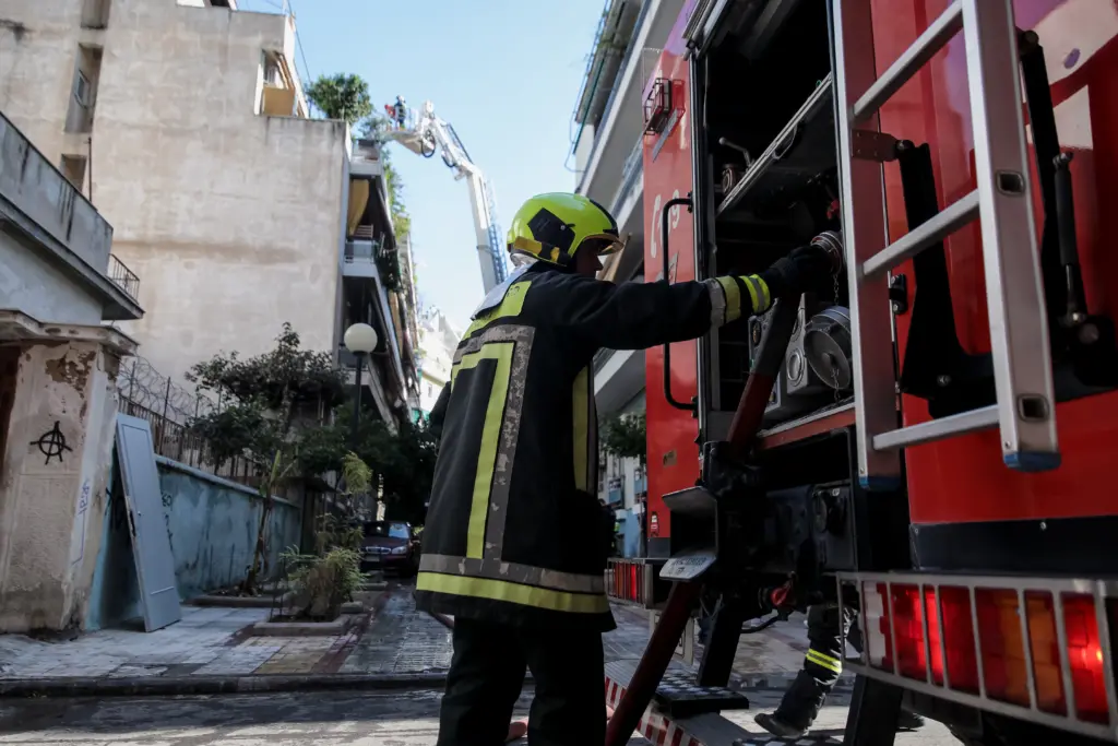 Φωτιά σε πολυκατοικία στο Κερατσίνι – Επιχείρηση απεγκλωβισμού ατόμου
