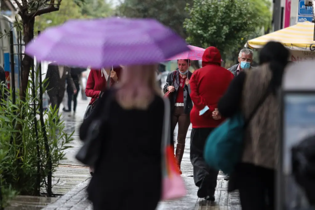 Φθινοπωρινό το σκηνικό του καιρού με βροχές και καταιγίδες την Τρίτη