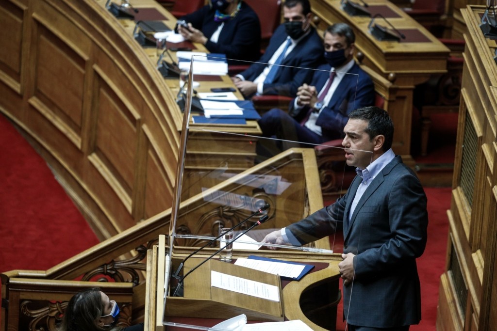 Μετωπική σύγκρουση Μητσοτάκη – Τσίπρα στη Βουλή για ακρίβεια και πανδημία