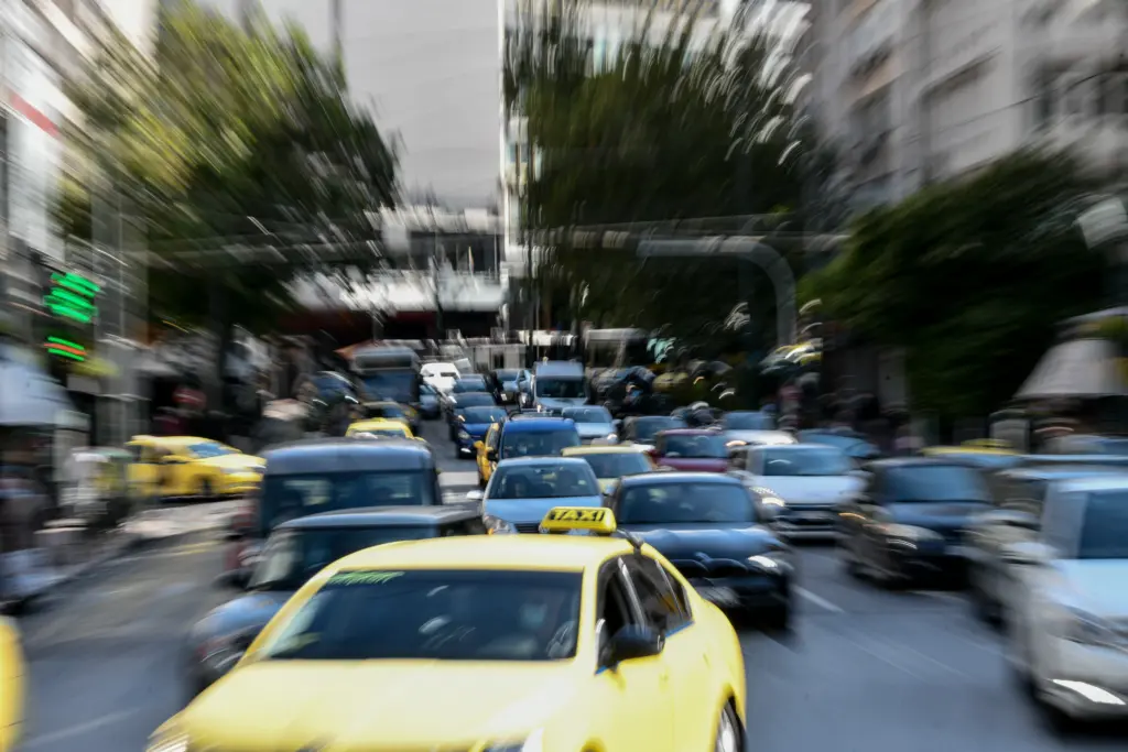 Σαρωτικές αλλαγές φέρνει ο νέος κλιματικός νόμος – Tέλος τα ΙΧ βενζίνης και diesel από το 2030
