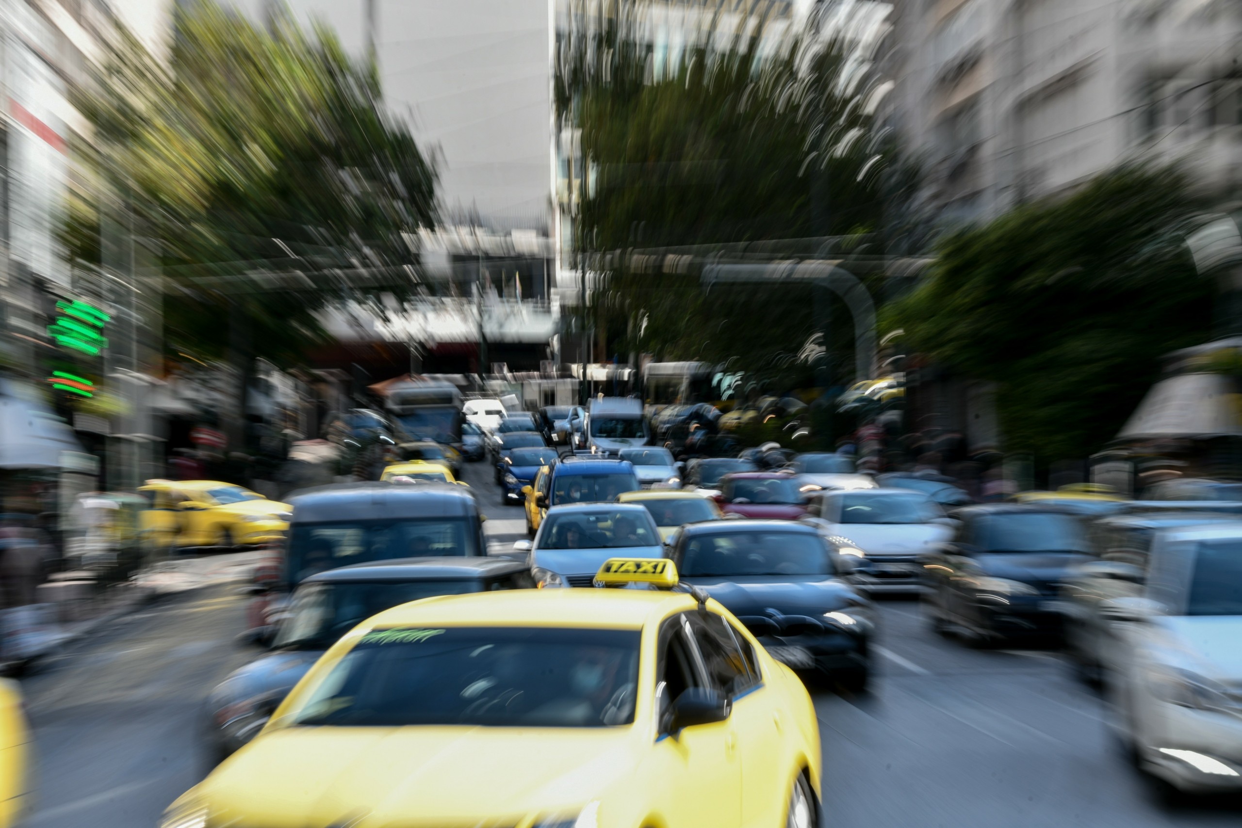 Σαρωτικές αλλαγές φέρνει ο νέος κλιματικός νόμος – Tέλος τα ΙΧ βενζίνης και diesel από το 2030