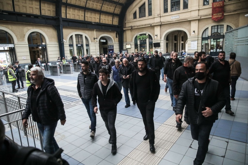 Εκατοντάδες αγροτοκτηνοτρόφοι από την Κρήτη έξω από το υπουργείο Ανάπτυξης – Xωρίς μάσκες μέσα στον ηλεκτρικό (pics)