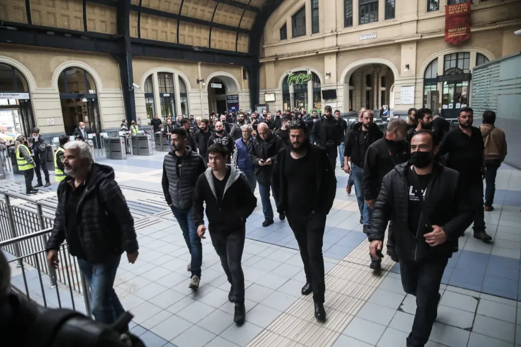 Εκατοντάδες αγροτοκτηνοτρόφοι από την Κρήτη έξω από το υπουργείο Ανάπτυξης – Xωρίς μάσκες μέσα στον ηλεκτρικό (pics)